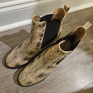 Beautiful Aerosole boots